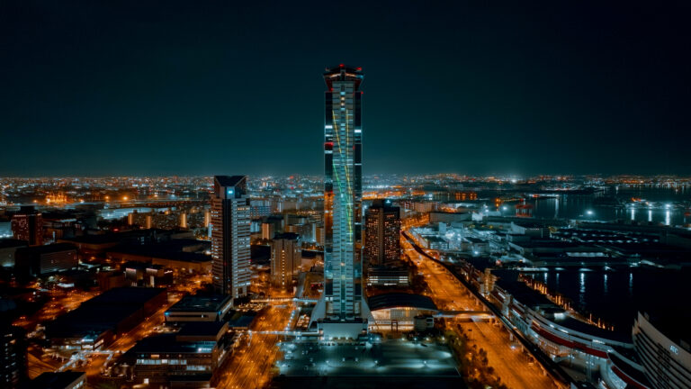 大阪・関西万博の会期中に開催、さきしまコスモタワーを彩る光のアート「SAKISHIMA LIGHTING ART」夏の演出開始のメイン画像