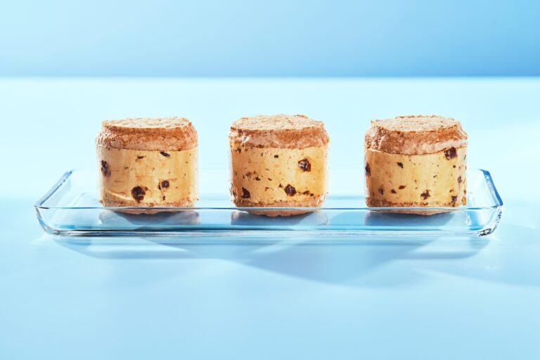 「FiOLATTE(フィオラッテ)」から、人気のダックワーズサンドなど、暑い夏の時期にぴったりな商品をご紹介！さらに、今だけ限定オリジナルハンカチのプレゼントキャンペーンを実施中！のメイン画像