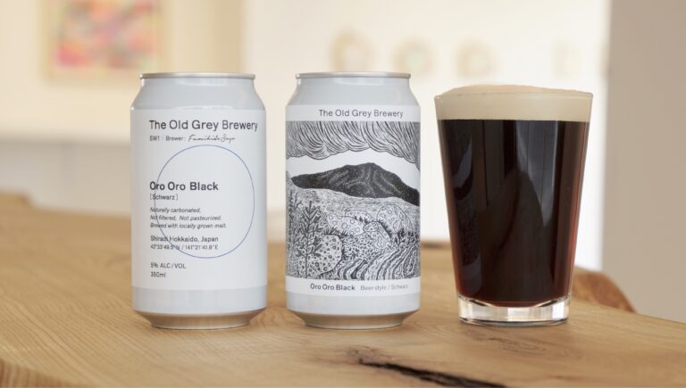 開業から１周年を迎えた北海道白老町のアートギャラリー「brew gallery」。展覧会作家3名の作品がクラフトビール缶ラベルに採用のメイン画像