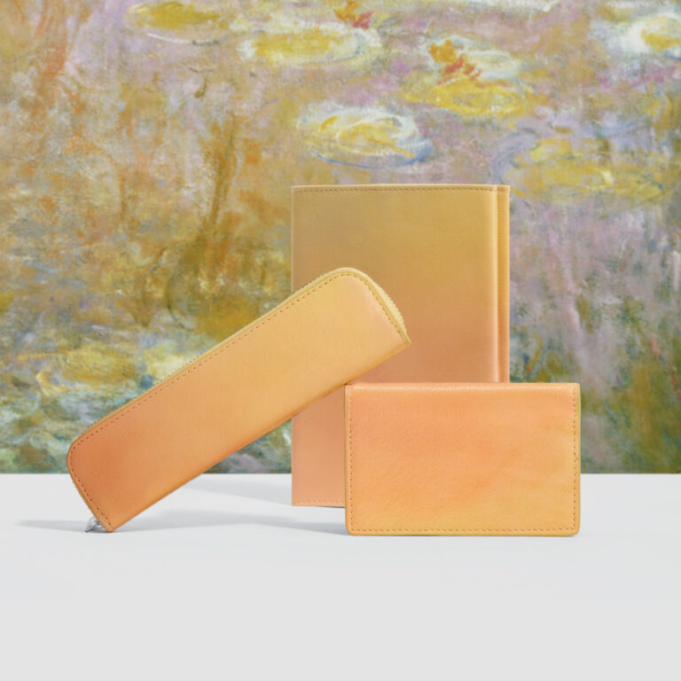 職人の手仕事で描くモネの色彩。人気革小物に新色イエローが仲間入り。のメイン画像