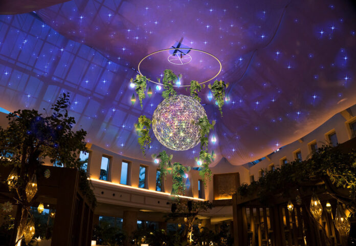 【オリエンタルホテル 沖縄リゾート&スパ】アート・コレクティブ・YouRuMaruの作品「THE INVISIBLE RYTHMS」ロビーアトリウムに展示のメイン画像