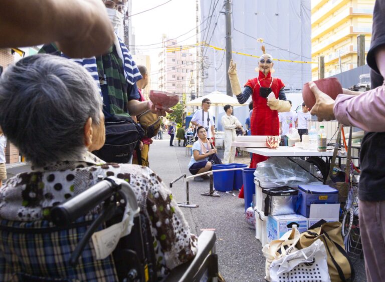 福祉施設とアーティストが協働する。きむらとしろうじんじん「山谷堀 大茶湯かぞく」開催！のメイン画像