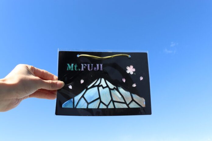 暑い夏は屋内で。光と色のアートを体験！「キットパス」を使った『光の透かし絵』が、子どもからシニアまで“自己肯定感を高める”アートプログラムとして大好評！のメイン画像