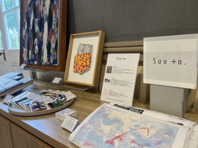 クラウドファンディング発アートブランド「Suu to.」、株式会社日比谷花壇が指定管理する軽井沢町 重要文化財 旧三笠ホテルのミュージアムショップにて10月1日より販売開始のメイン画像