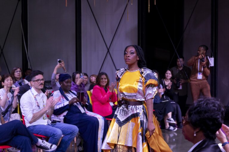 アンゴラの誇りと美が交差する華やかなランウェイのメイン画像