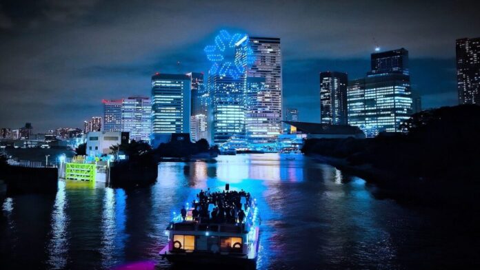 165841_20_main 【東京・竹芝初の船上観覧ドローンショー開催】クルーズ船から見上げる、夜の光の舞『LIGHTDANCe』に歓声のメイン画像