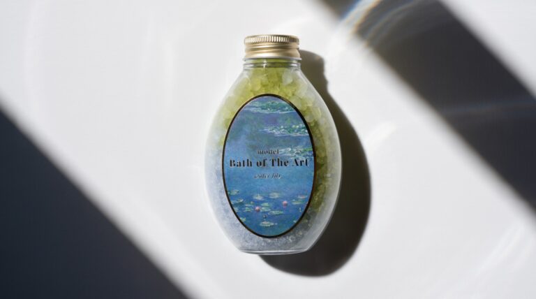 名画の中でくつろぐバスタイムを——モネ《睡蓮》着想の二層バスソルト「Bath of The Art 」2025年9月中旬発売のメイン画像