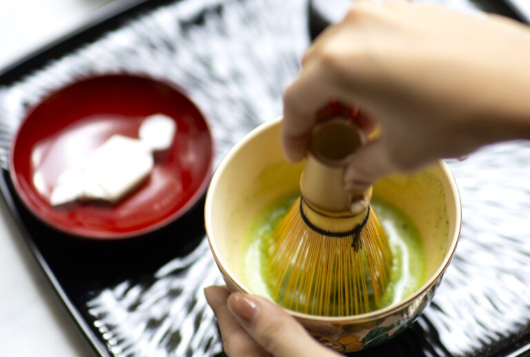 【リーガロイヤルホテル大阪】毎週1組限定！日本庭園を望む和空間で、心癒されるひととき「お抹茶体験」を開催のメイン画像