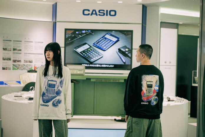 ケンエレファント×カシオ計算機　レトロフューチャーな「電卓」デザインを纏うコラボスウェット／ロンT予約販売スタートのメイン画像