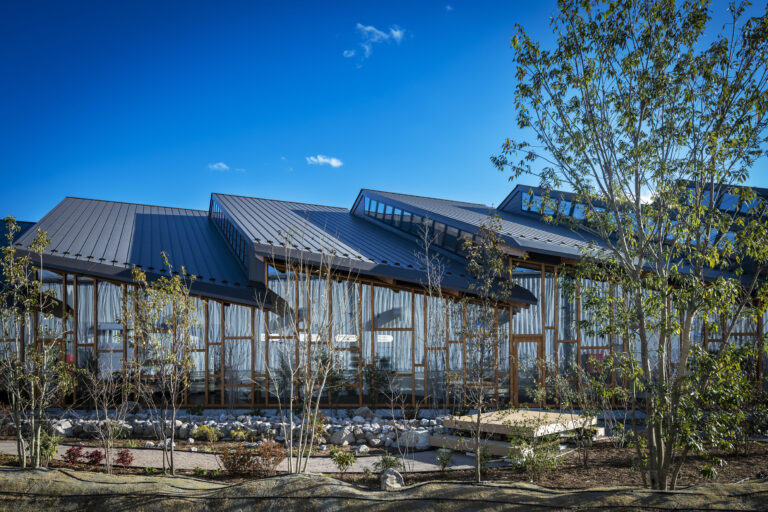 群馬発の飲料メーカー・ハルナビバレッジの『森の中に佇む小屋』をイメージした新拠点が、「2025年度グッドデザイン賞」を受賞のメイン画像