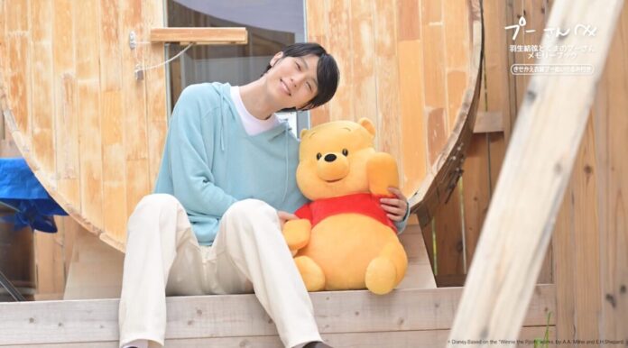 1719_8820_main 《羽生結弦さんのメモリーブック撮影動画を初公開!》リンクで見せる表情とは違う“プーさんとのやさしい時間”のメイン画像