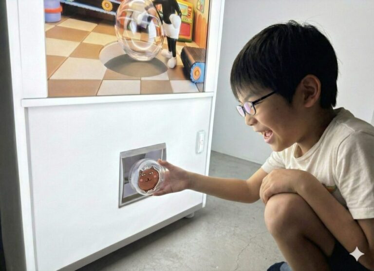 3月7日、池尻大橋。お絵描きがアクリルキーホルダーになって出てくる新体験！キャラが飛び出す”自販機”が初登場！のメイン画像