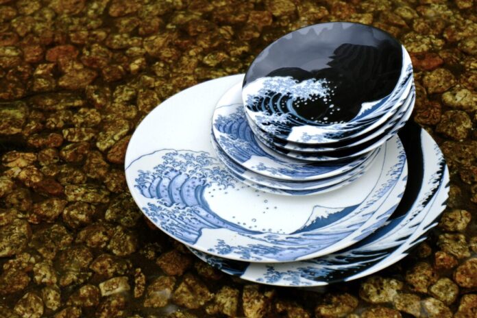 175537_4_main 和食器と包丁の専門店「かっぱ橋まえ田」、葛飾北斎の名画をモチーフにした美濃焼コレクションを7月10日(金)に発売のメイン画像