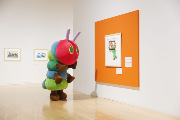 明日開幕！「エリック・カール展 はじまりは、はらぺこあおむし」一足先にあおむしが来場。オリジナルグッズやスペシャル企画も！のメイン画像