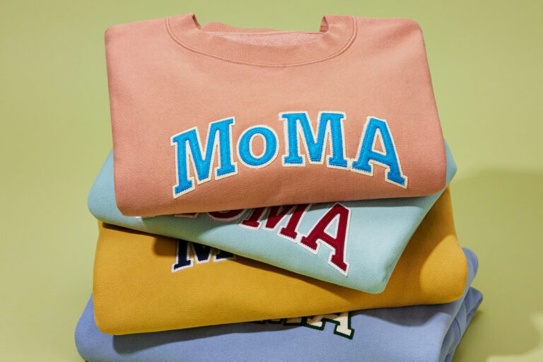 【MoMA Design Store】MoMA限定 Champion スウェットシャツとフーディーに、90年代のルックスを想起させる新色が登場のメイン画像