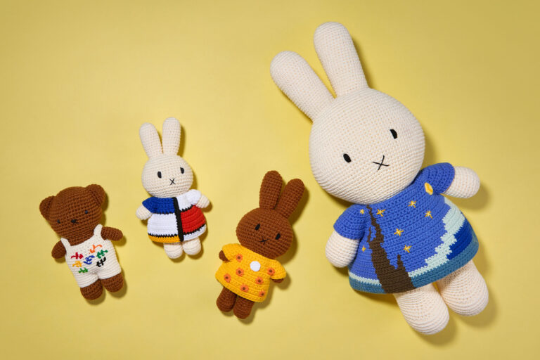 【MoMA Design Store】ミッフィー生誕70周年を記念して、ゴッホの名画『星月夜』を再現したドレスを着た、高さ約55センチの大きなミッフィーの編みぐるみが登場！のメイン画像