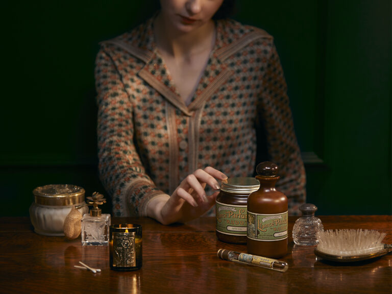 【MUCHA（ミュシャ）】ブランド1周年を記念したコレクションを発表。120年以上の時を超えて、ミュシャにとって1作目の広告ポスターである『ランスの香水：ロド』の現代版復刻ボトルを発売のメイン画像