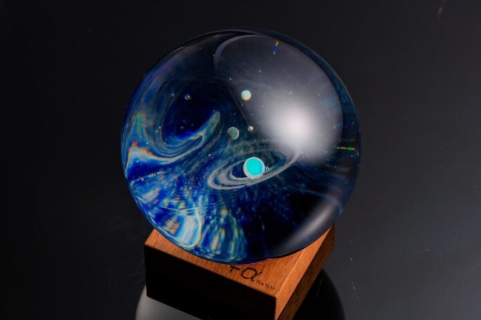 アーティスト・戸水 賢志氏の展覧会「手のひらの宇宙－宇宙ガラスPOPUP STORE－」を軽井沢書店 中軽井沢店で8月1日より開催！のメイン画像