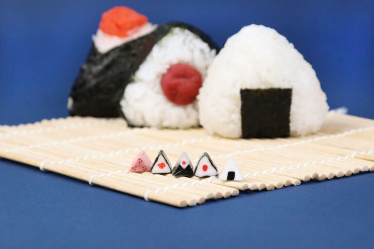 見た目はおにぎり！味はフルーツ⁈　初挑戦の“正三角形”キャンディ　PAPABUBBLEのアーティシリーズ第三弾　6月18日より発売のメイン画像