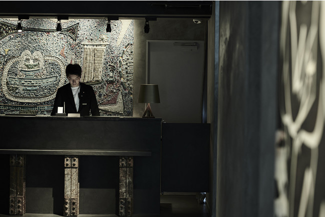 国登録有形文化財「THE TOWER HOTEL NAGOYA」が世界タイトルを獲得！！「アート愛好家のための必見ブティックホテル世界20選」に日本で唯一選ばれたホテルのサブ画像15_フロントバック　笠原モザイクタイルアート　杉戸洋作品