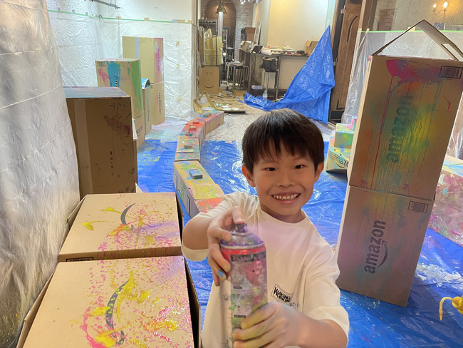 エラフルーがアートイベントを開催。障がい児×藝大生による「巨大共創アートが完成」しました！！のサブ画像3_スプレーを使って色を塗る参加児童