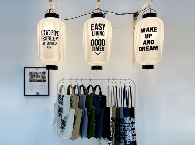 日本の伝統的な提灯にポップな今っぽさをプラス。ロンドンの活版印刷スタジオ「A TWO PIPE PROBLEM LETTER PRESS」から温故知新なタイポグラフィー提灯が新発売。のメイン画像