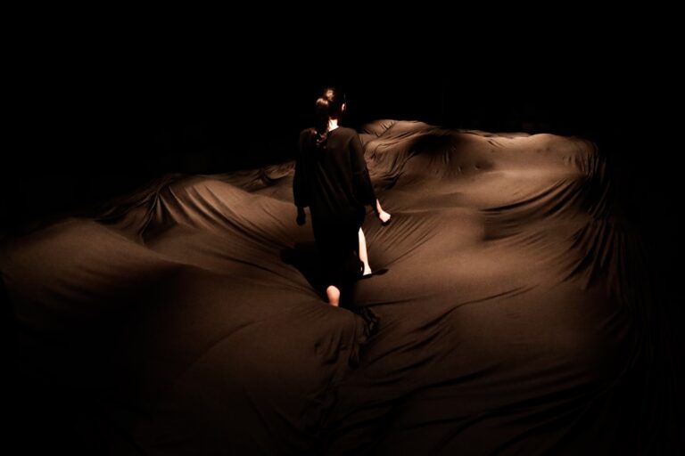 東京・豊洲「チームラボプラネッツ」、休止していた作品「やわらかいブラックホール」を本日より再開。ヴィーガンラーメン店「Vegan Ramen UZU Tokyo」に新作の炎ラーメンも登場。のメイン画像