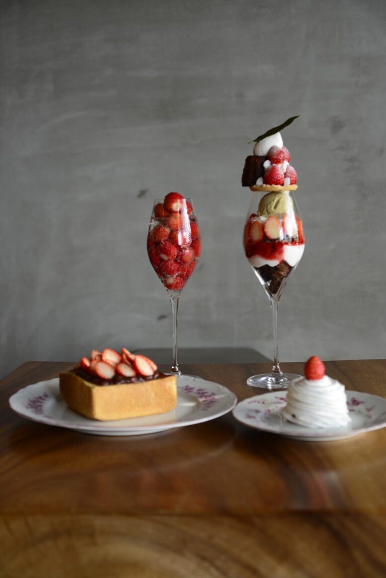 アートな喫茶店「道後 白鷺珈琲」の愛媛県産いちごスイーツのメイン画像