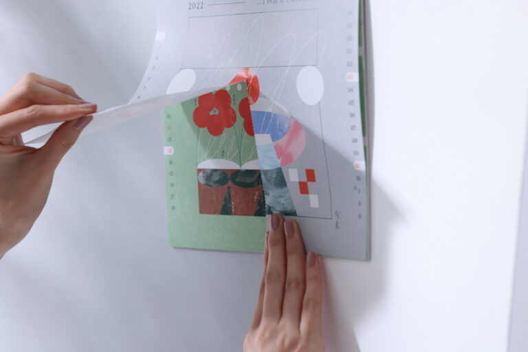 二十四節気の始まりの日に縦半分ずつめくるカレンダー。過ぎゆく季節を惜しみ、新たな季節の兆しを尊ぶのメイン画像