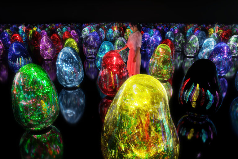 チームラボ、パリのメゾン・エ・オブジェにて展示。新たな概念の61色で変化するインタラクティブな作品を、2022年1月20日より公開。のメイン画像