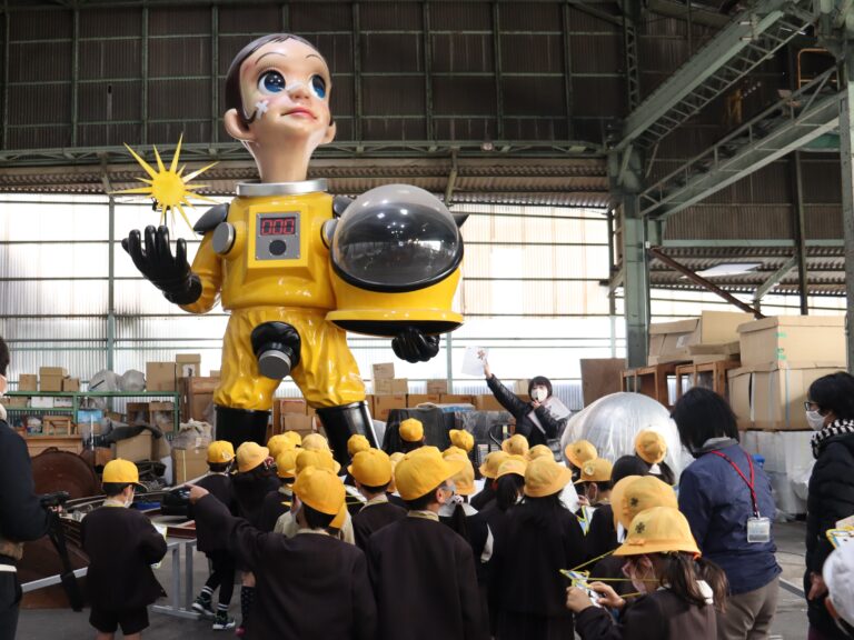 大型現代アート作品の“見せる収蔵庫” MASK (MEGA ART STORAGE KITAKAGAYA)にて、大阪市立加賀屋小学校1年生とアートを楽しむ特別授業を実施のメイン画像