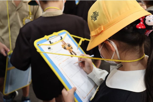 大型現代アート作品の“見せる収蔵庫” MASK (MEGA ART STORAGE KITAKAGAYA)にて、大阪市立加賀屋小学校1年生とアートを楽しむ特別授業を実施のサブ画像4
