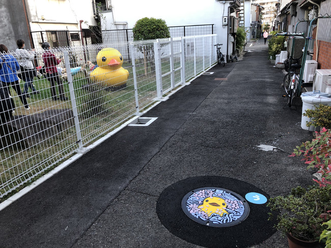 アートのまち大阪・北加賀屋に世界を旅する巨大なアヒル「ラバー・ダック」のマンホールが登場のサブ画像4