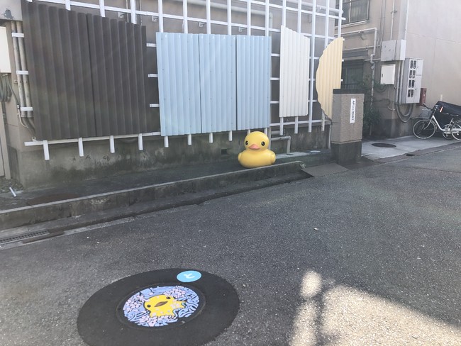 アートのまち大阪・北加賀屋に世界を旅する巨大なアヒル「ラバー・ダック」のマンホールが登場のサブ画像6