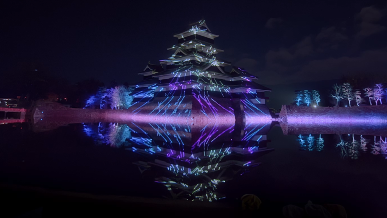 国宝松本城を舞台にしたレーザーと光による新しい演出「松本城～氷晶きらめく水鏡」にて正月特別演出が2022年1月1日より実施のメイン画像