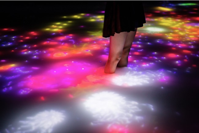チームラボプラネッツ（東京・豊洲）、冬の期間限定で「人と共に踊る鯉によって描かれる水面のドローイング」が、お湯に。のサブ画像1