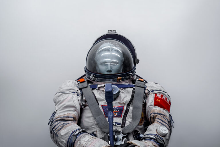 【銀座 蔦屋書店】自然の中に遺棄された人工物や、人類が宇宙空間へ挑むために作られてきた機械を被写体として撮影。現代美術家・杉山有希子の作品展「CRASH / PHASES」を1月29日（土）より開催。のメイン画像