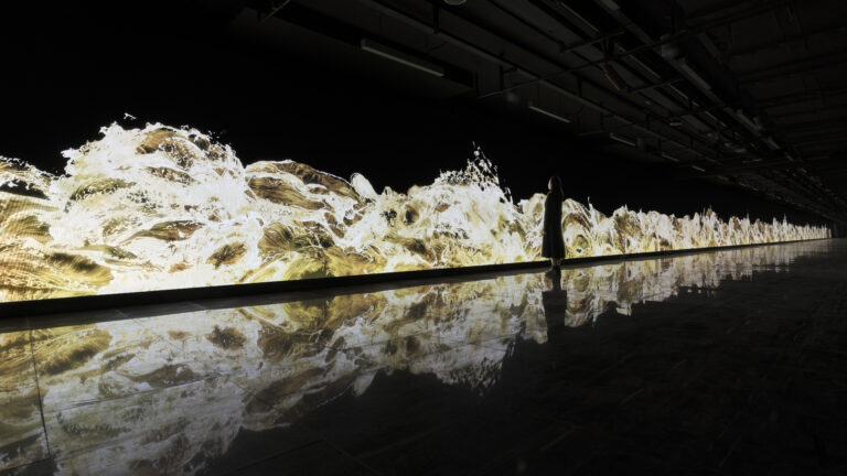 チームラボ、全長112メートルの巨大な作品《Gold Waves》を、上海の地下鉄駅で12月30日より公開開始のメイン画像