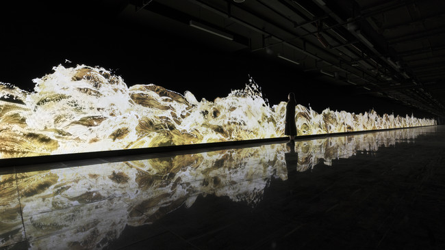 チームラボ、全長112メートルの巨大な作品《Gold Waves》を、上海の地下鉄駅で12月30日より公開開始のサブ画像1