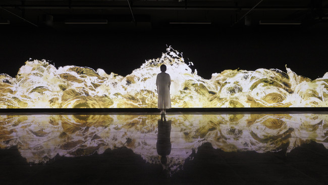 チームラボ、全長112メートルの巨大な作品《Gold Waves》を、上海の地下鉄駅で12月30日より公開開始のサブ画像2