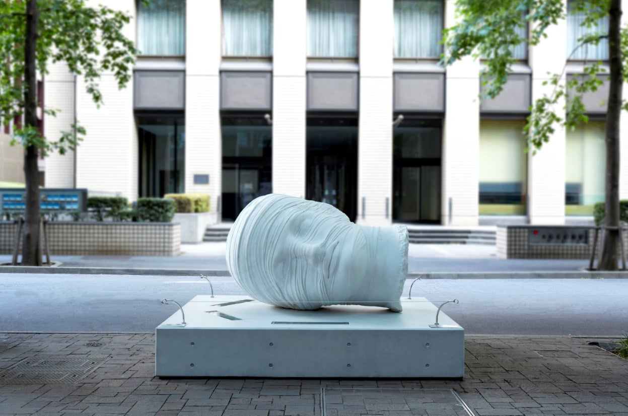 丸の内×パブリックアートが今年で50周年！アートに出会う、アートに触れる 「第43回丸の内ストリートギャラリー」を開催のサブ画像11_イゴール・ミトライ 《眠れる頭像》