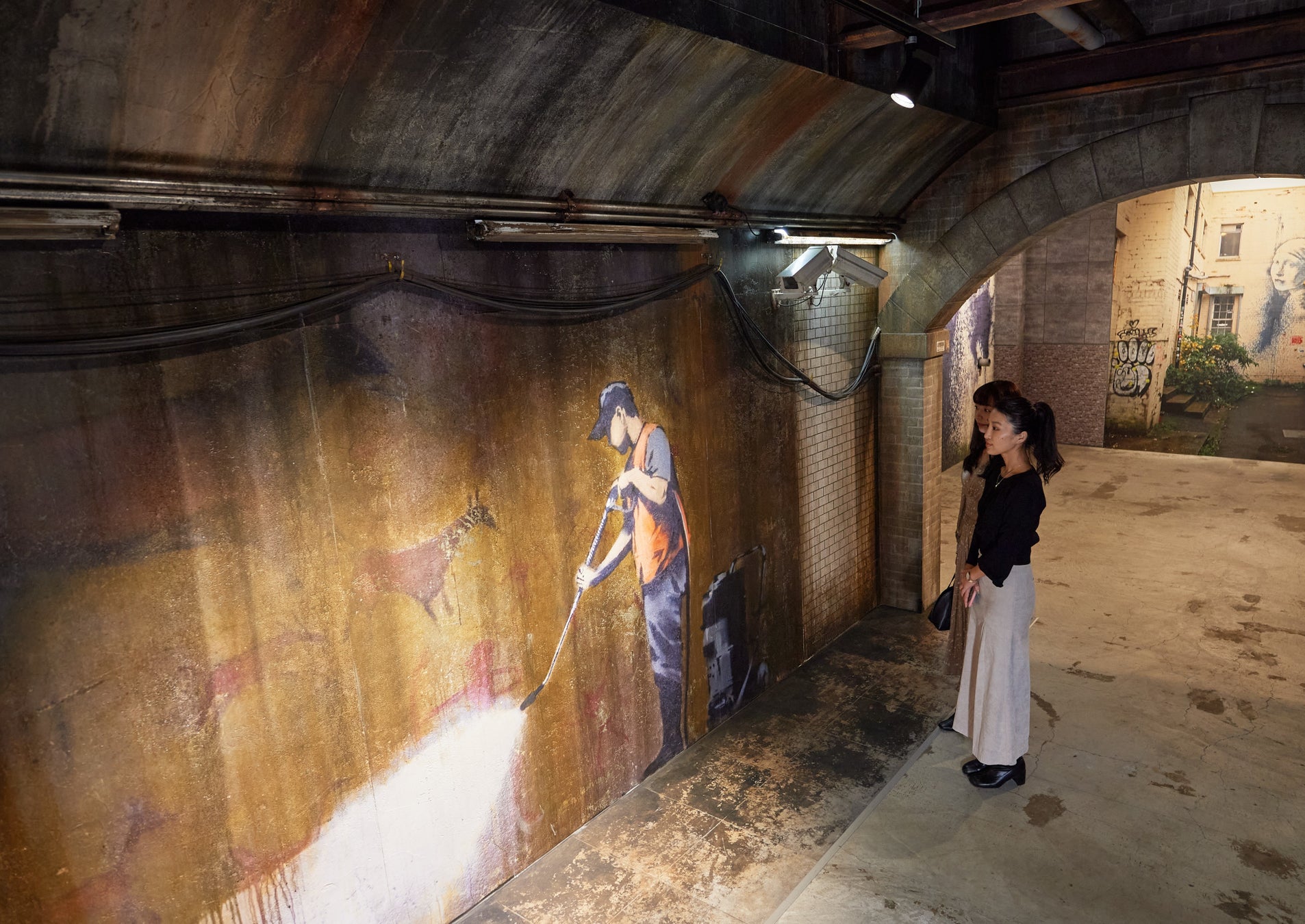 「バンクシーって誰？展」ついに、福岡アジア美術館にて今年12月から開催決定！お得な最速特割先行は7月16日（土）〜販売開始のサブ画像4_＜街並み再現展示｜ London.UK「Whitewashing Lascaux」東京展の様子＞