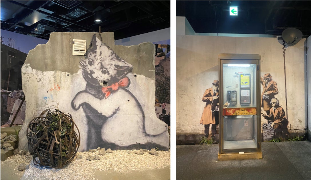 「バンクシーって誰？展」ついに、福岡アジア美術館にて今年12月から開催決定！お得な最速特割先行は7月16日（土）〜販売開始のサブ画像5_＜街並み再現展示｜ 左からGaza,Palestine「Giant Kitten」」、Cheltenham,UK「Spy Booth」東京展の様子＞