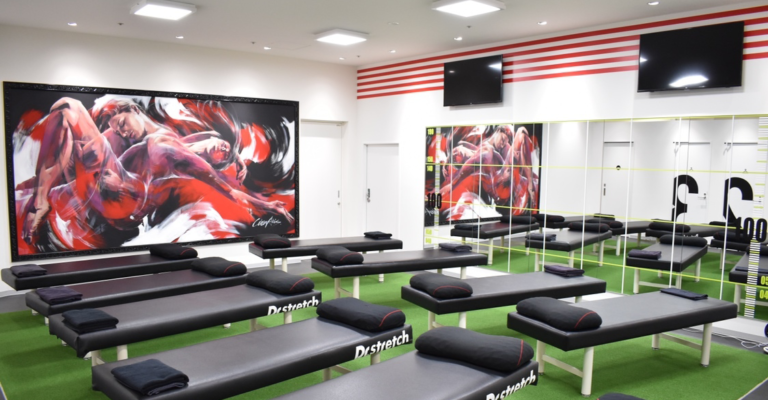 ストレッチ専門店「Dr.stretch」が有楽町マルイにオープン！新進気鋭のアート集団OVER ALLsとのコラボレーションストア”身体の未来”を描いたストレッチアートの展示を開始のメイン画像