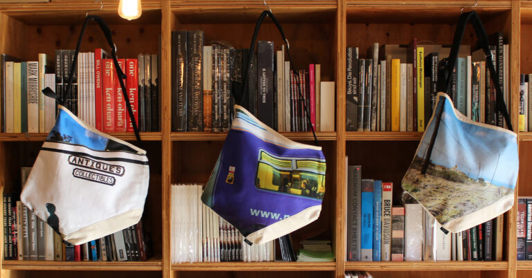 テーマは “ジェームズ・クックに捧ぐ”。写真家・若木信吾の作品をのせたアートトートが、ROOTOTEからリリースのメイン画像