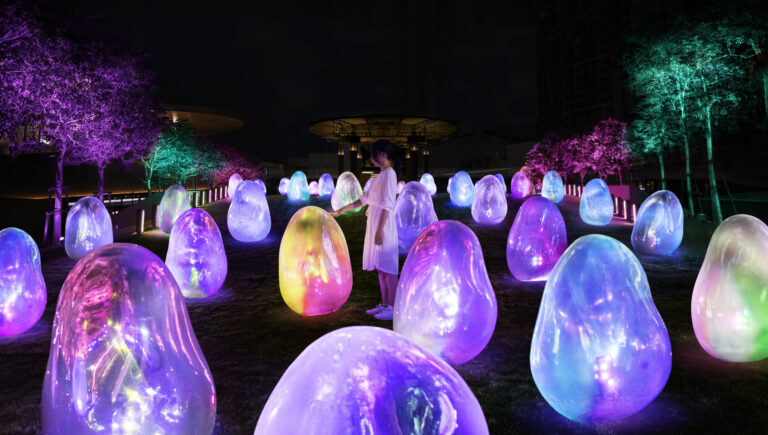 チームラボ、クアラルンプールの「ららぽーとBBCC」屋上庭園を、アート空間に。「チームラボ 呼応する小宇宙」、8月4日から11月30日まで開催。のメイン画像