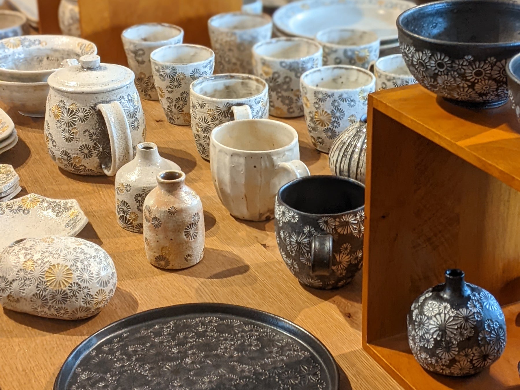 東馬窯 × 綿島康浩 陶工房 ～夏の手仕事展～ 「武雄焼」の2窯元がタッグを組んだポップアップを佐賀市で初開催！初日、2日目は窯主も来店！のサブ画像2_三島手の技法を生かした綿島康浩 陶工房の作品