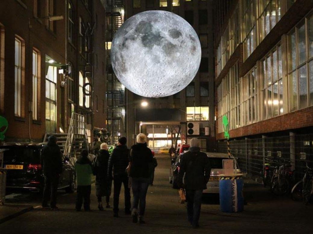 9月10日〜25日、「ムーンアートナイト下北沢」の詳細決定のサブ画像2_Luke Jeram "Museum of the Moon at TecArt, Rotterdam, 2017"