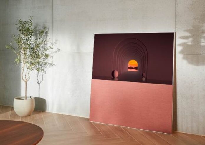 テレビのデザインも、気分やインテリアに合わせて自由にカスタマイズする時代に。有機ELテレビ「ART90」の別売りフロントカバー「レッドウッド」・「グリーン」を発売のメイン画像