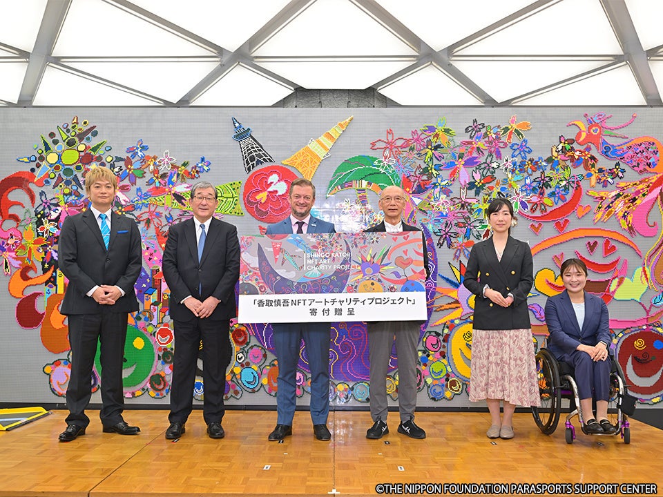 【開催レポート】「香取慎吾NFTアートチャリティプロジェクト」寄付贈呈式パラスポーツを応援する1万人の想いが寄付に！のサブ画像1_写真左から香取慎吾さん、山脇康パラサポ会長、アンドリュー・パーソンズIPC会長、櫻井誠一日本パラ水泳連盟参与、太田渉子選手、里見紗李奈選手。背景は、パラスポーツ専用体育館「日本財団パラアリーナ」のレゴ壁画